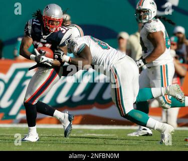 Tempe, United States. 27th Oct, 2003. San Diego Chargers tight end Justin  Peelle is attended to on field for injury by trainer James Collins and team  doctor David Chao. The Miami Dolphins