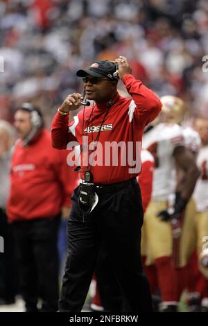 San Francisco interim coach Mike Singletary checks the instant replay  during an NFL football game against the Dallas Cowboys, Sunday, Nov. 23,  2008, in Irving, Texas. (AP Photo/Matt Slocum Stock Photo - Alamy