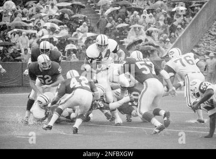 New York Jets running back John Riggins sports a Mohawk hairstyle on the  field, Sept. 14, 1972. (AP Photo/John Rooney Stock Photo - Alamy