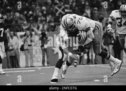 Dallas Cowboys' linebacker Randy White (54) tackles Philadelphia Eagles'  quarterback Ron Jaworski with a first-half sack, Nov. 7, 1983, in  Philadelphia. (AP Photo/Rusty Kennedy Stock Photo - Alamy