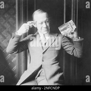 Comedian Ernest Hare threatens suicide on stage - Life was not worth living under Prohibition. Empty beer mug in one hand, gun to head in other - 1920 Stock Photo