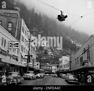 https://l450v.alamy.com/450v/2nfda4c/this-is-a-view-of-the-street-in-juneau-alaska-looking-south-on-seward-toward-the-intersection-with-franklin-st-shown-april-1-1959-note-hazy-combination-of-fog-and-rain-this-is-the-only-traffic-warning-light-in-the-downtown-section-and-there-are-no-downtown-stop-lights-old-alaska-juneau-mine-property-on-hill-ap-photobernie-morris-2nfda4c.jpg