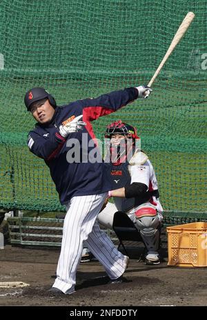 Japanese national baseball team manager Hideki Kuriyama (L) chats