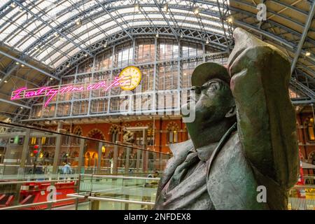 Close up of Martin Jennings statue of Sir John Betjeman in the upper concourse at St Pancras Station London England Stock Photo