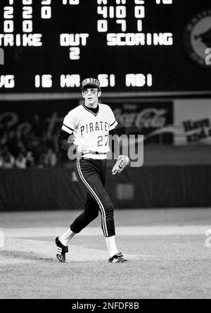 Relief pitcher Kent Tekulve of the Pittsburgh Pirates delivers a News  Photo - Getty Images