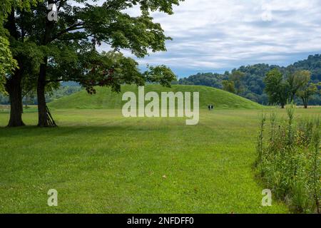 Native American Hopewell Culture prehistoric Seip Earthworks burial mounds in Ohio. Ancient large long mound. Two people read sign in the distance. Gr Stock Photo