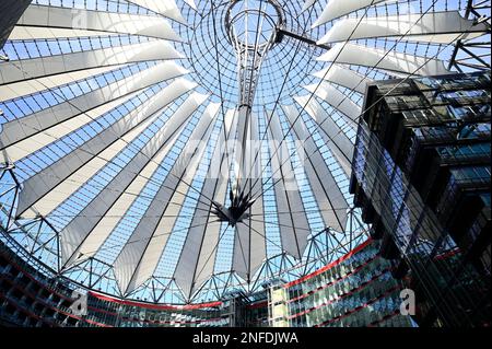 Das Sony Center ist ein Bauensemble am Potsdamer Platz im Berliner Ortsteil Tiergarten des Bezirks Mitte, das von dem Architekten Helmut Jahn gestalte Stock Photo