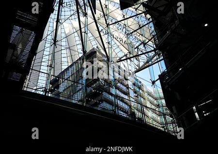 Das Sony Center ist ein Bauensemble am Potsdamer Platz im Berliner Ortsteil Tiergarten des Bezirks Mitte, das von dem Architekten Helmut Jahn gestalte Stock Photo