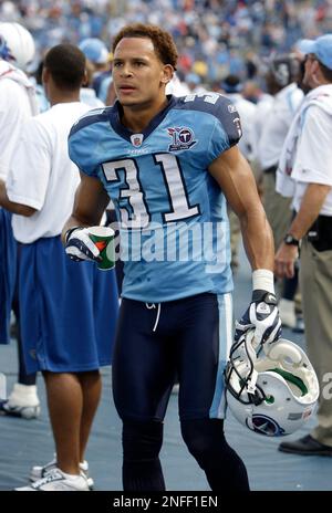 Tennessee Titans cornerback Cortland Finnegan stretches before their NFL  football game against the Houston Texans Monday, Nov. 23, 2009 in Houston.  (AP Photo/David J. Phillip Stock Photo - Alamy