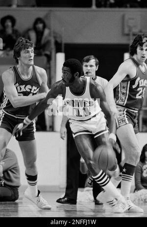 Bob McAdoo of the Buffalo Braves dribbles around Philadelphia 76ers' Don  May, left, and John Tschogl, right, during their game in Philadelphia, Feb.  18, 1975. (AP Photo/Harry Cabluck Stock Photo - Alamy