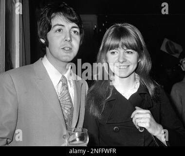 The Beatles Paul McCartney and Jane Asher leave India Stock Photo - Alamy