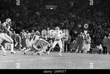 Washington Redskins Larry Brown (43) goes around right end of the St. Louis  Cardinal to score during the first quarter of Sept. 27, 1970 game at St.  Louis. Brown manages to get