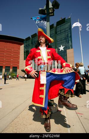 Captain Morgan and Trail Blazers' legend Terry Porter, right, strike a  celebratory Pose after breaking the Guinness World Record for 