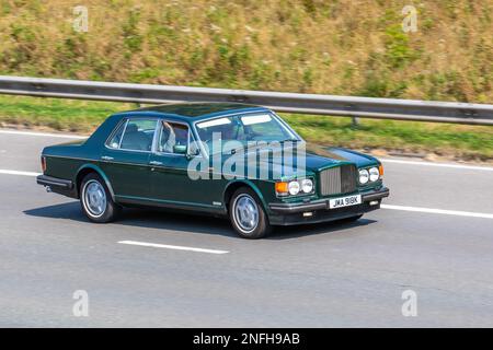 1989 80s eighties Green BENTLEY MULSANNE 6750cc Petrol Automatic, full-size luxury car; travelling on the M61 motorway, UK Stock Photo