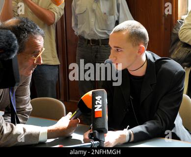 ARCHIV Der Schauspieler Alexander Junghans rechts spricht am