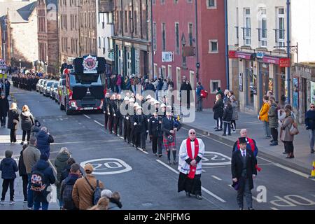 Firefighter Barry Martin's cortege makes it way through Royal Mile to St Giles Cathedral, Edinburgh, Scotland, UK. 17th February 2023. Pictured:  Hundreds of residents together with hundreds of Firefighters and other emergency service workers lined the High Street  to honour the Fife Firefighter who lost his life while tackling the Jenners fire on Princes Street. Credit:Archwhite/alamy live news. Stock Photo