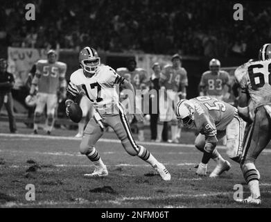 Cleveland Browns running back Calvin Hill, right, leaps to avoid the tackle  of Chicago Bears safety Lenny Walterscheid in the first quarter of game in  Cleveland, Nov. 3, 1980. Hill ran to