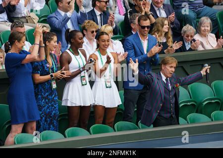Cliff Richard singing on Centre Court during the 2022 Wimbledon Championships Stock Photo