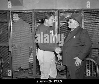 New York Giants Mel Hein, left and Kayo Lunday, right, of offer a bit of  advice to Chester Gladchuk (26) All-American center of the Boston College  team last, year, and Louis P. DeFilippo, (55) star pivot of the Fordham  University Rams, who have donned