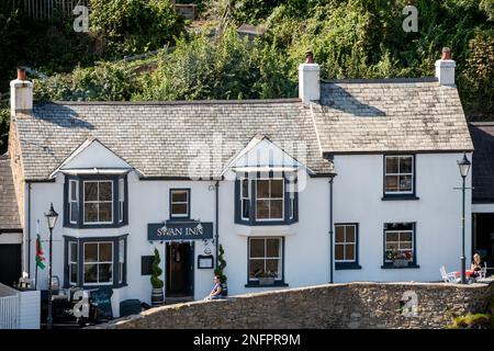 LITTLE HAVEN, PEMBROKESHIRE/UK - SEPTEMBER 14 : View of the Swan Inn at Little Haven Pembrokeshire on September 14, 2019. Two unidentified people Stock Photo