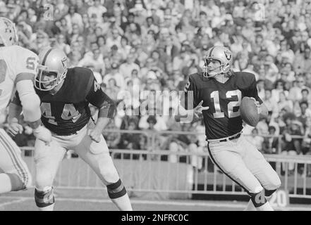 Tom's Old Days on X: “Old Days”,Raiders QB Ken Stabler and Coach John  Madden talk things over during their 1976 AFC Championship victory over the  Steelers in Oakland.#NFL #Oakland #Raiders #PittsburghSteelers #1970s