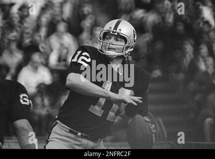 Tom's Old Days on X: “Old Days”,Raiders QB Ken Stabler and Coach John  Madden talk things over during their 1976 AFC Championship victory over the  Steelers in Oakland.#NFL #Oakland #Raiders #PittsburghSteelers #1970s