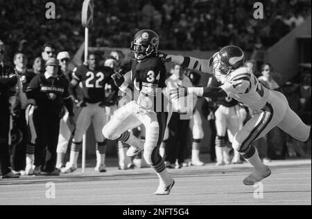 26 Jan 1986: Walter Payton of the Chicago Bears in action during the Bears  46-10 victory over the New England Patriots in Super Bowl XX at the  Louisiana Superdome in New Orleans