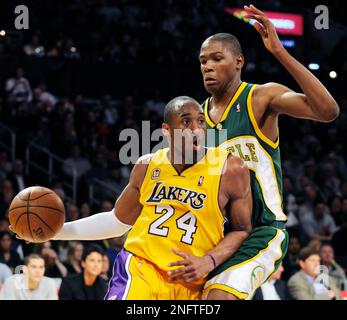 Seattle SuperSonics' Kevin Durant (L) and Chris Wilcox (R) haul