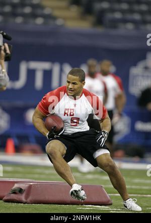 Running back Jerome Felton of Furman runs a drill at the NFL Combine in  Indianapolis, Sunday, Feb. 24, 2008. (AP Photo/Michael Conroy Stock Photo -  Alamy