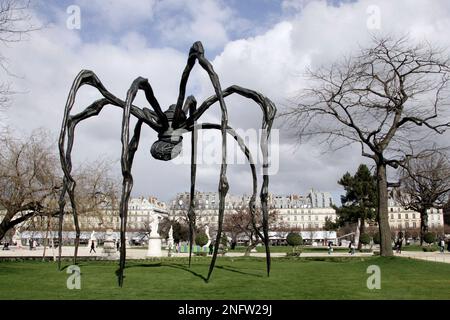 Spider!, Sculpture in the Jardin des Tuileries.