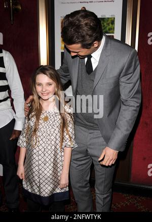 https://l450v.alamy.com/450v/2nfwtyk/actors-abigail-breslin-and-ryan-reynolds-arrive-at-the-ziegfeld-theatre-for-the-premiere-of-definitely-maybe-tuesday-feb-12-2008-in-new-york-ap-photopeter-kramer-2nfwtyk.jpg
