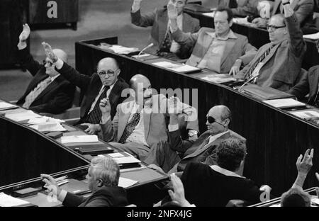 https://l450v.alamy.com/450v/2nfx4jg/foreign-minister-moshe-dayan-right-raises-his-hand-along-with-deputy-premier-yigal-yadin-2nd-right-premier-begin-and-finance-minister-simha-erlich-extreme-left-during-this-evenings-vote-in-israels-parliament-in-jerusalem-on-march-22-1979-ap-photomax-nash-2nfx4jg.jpg