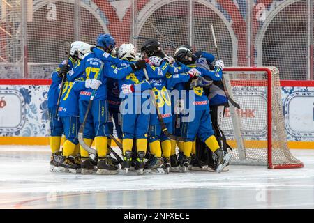 Moscow, Russia. 17th of February, 2023. Players of a children's team of the Nizhny Novgorod region national team at a gate before the start of the ball hockey match at the GUM rink on Red Square in Moscow, Russia Stock Photo