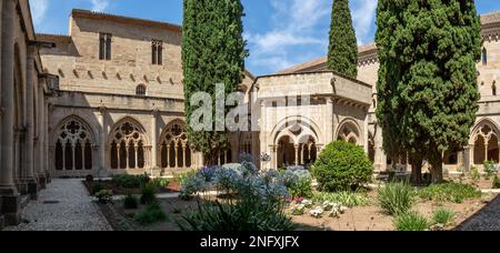 Precioso claustro del Monasterio de Poblet. Tarragona, España Stock Photo