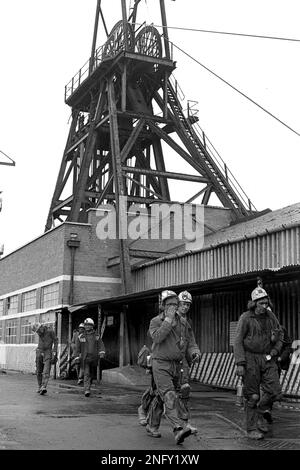 Miners coming off shift at Granville Colliery in 1974 PICTURE BY DAVID BAGNALL Coal miner miners mining Britain Uk Stock Photo