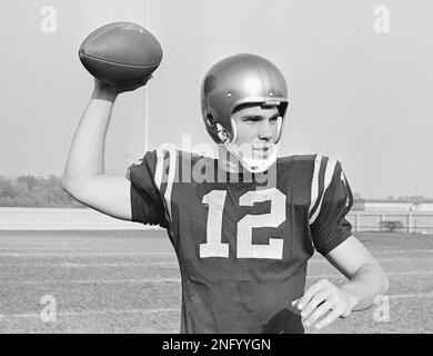 Roger Staubach, a junior quarterback from Cincinnati, throws a pass at the  Navy field in Annapolis, MD, in the 1963 season. (AP Photo Stock Photo -  Alamy