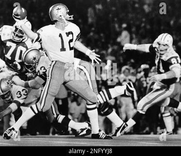 Dallas Cowboys quarterback Roger Staubach is shown in action against the  San Francisco 49ers on Jan. 2. 1972 in Irving, Texas. (AP Photo Stock Photo  - Alamy