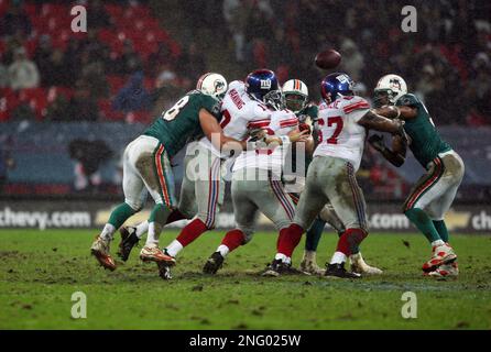 Oakland Raiders starting quarterback Daunte Culpepper warms up prior to the  game against the Miami Dolphins at Dolphin Stadium in Miami on September  30, 2007. (UPI Photo/Chad Cameron Stock Photo - Alamy