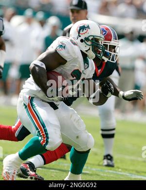 Miami Dolphins running back Jesse Chatman eludes Cincinnati