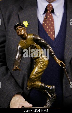 Biggio receives Roberto Clemente Award