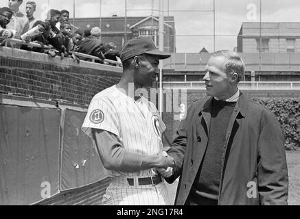 https://l450v.alamy.com/450v/2ng17r4/chicago-cubs-billy-williams-shakes-hands-with-phils-richie-ashburn-the-man-whose-record-he-broke-in-chicago-on-may-21-1954-williams-broke-in-to-the-majors-with-the-cubs-in-1960-and-last-sat-out-a-game-on-sept-21-1963-ashburn-who-now-broadcasts-the-phils-games-set-his-record-between-july-181950-and-sept-261954ap-photopaul-cannon-2ng17r4.jpg