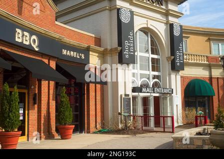 WOODMERE, OH, USA - APRIL 30, 2022: The front facades of several retail ...