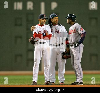 Cleveland Indians' Kenny Lofton tips his helmet to the crowd before taking  his first at bat against the Minnesota Twins at Jacobs Field in Cleveland,  Friday , July 27, 2007. Lofton, who