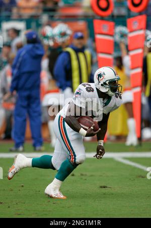 Miami Dolphins running back Jesse Chatman eludes Cincinnati