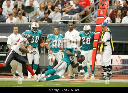 Tempe, United States. 27th Oct, 2003. San Diego Chargers tight end Justin  Peelle is attended to on field for injury by trainer James Collins and team  doctor David Chao. The Miami Dolphins