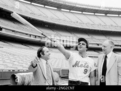 Yankees Manager Yogi Berra and Jim Bouton, 1964. Courtesy: CSU  Archives/Everett Collection Stock Photo - Alamy