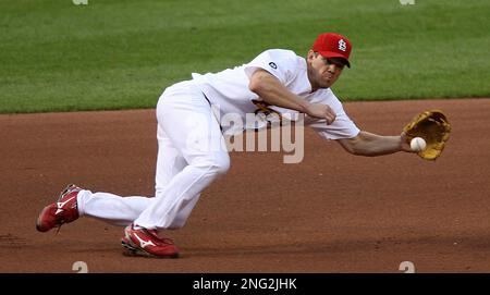 St Louis, USA. 07th July, 2007. St. Louis Cardinals third baseman Scott Rolen reaches to his left to secure a ground ball hit by San Francisco Giants' Rich Aurilia in the fifth inning at Busch Stadium in St. Louis, July 7, 2007. (Photo by Chris Lee/St. Louis Post-Dispatch/TNS/Sipa USA) Credit: Sipa USA/Alamy Live News Stock Photo