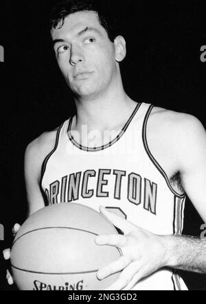 1966 Press Photo Basketball player Bill Bradley wins AAU Sullivan Award
