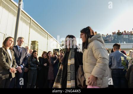 Marin, Spain. Feb 17Th, 2023. Inauguration of the commemorative plaque and wreath laying by the families and authorities of Spain, Peru and Canada of the 21 people who died in the wreck of the Spanish fishing boat, Vila de Pitanxo, with crew from Spain, Peru and Ghana. the ceremony was attended by the president of the xunta de Galicia. The mayoress of Marin and the spokeswoman for the 21 families of the shipwreck victims present the event. credit: Xan Gasalla/Alamy Live News Stock Photo