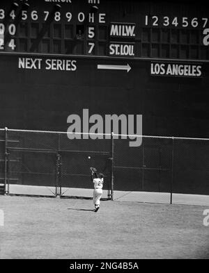 Willie Mays makes the leaping catch at - Baseball In Pics